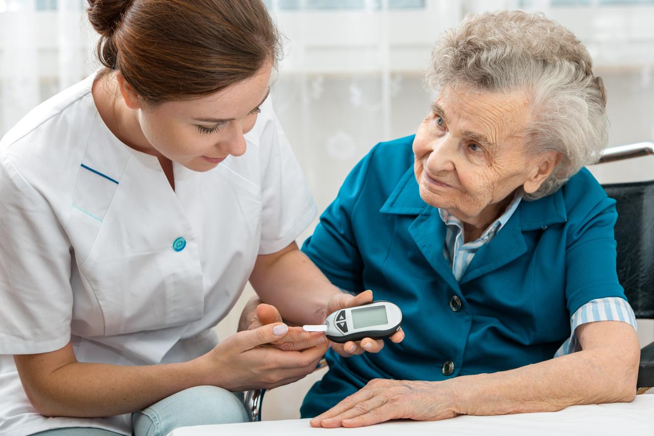 Une auxiliaire de santé contrôle le taux de glycémie d'une patiente.