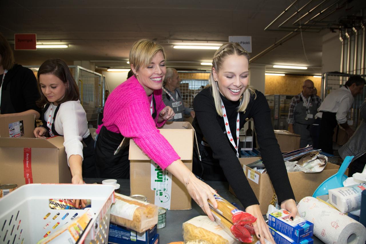 Freiwillige packen spenden ein