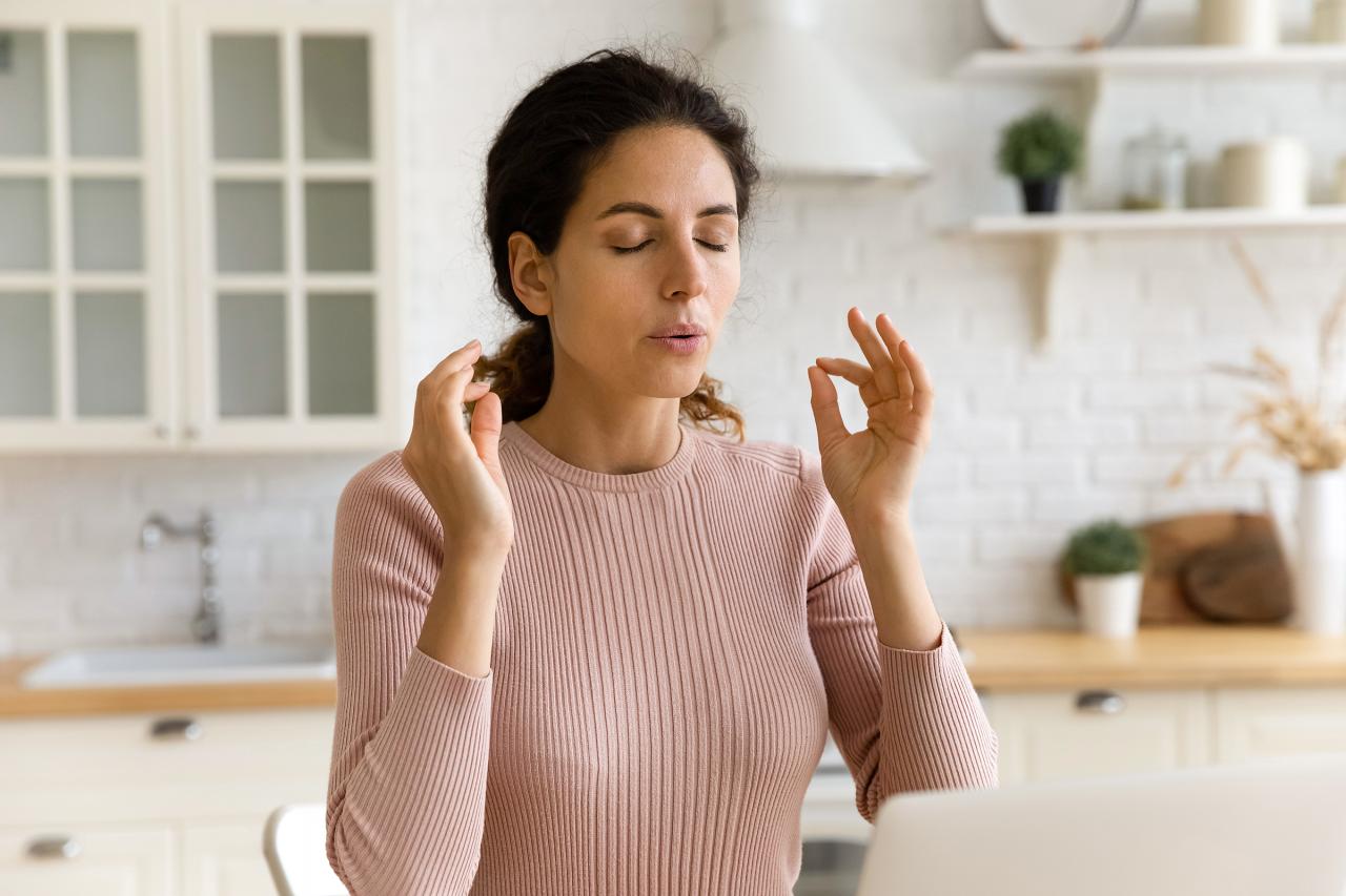 Person macht Atmungsübungen