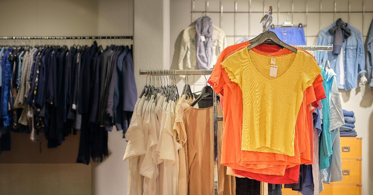 Kleidung am Staender mit Hinweis auf 10 Prozent Rabatt