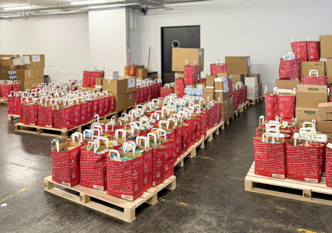 Viele gefüllte Tragetaschen von 2x Weihnachten