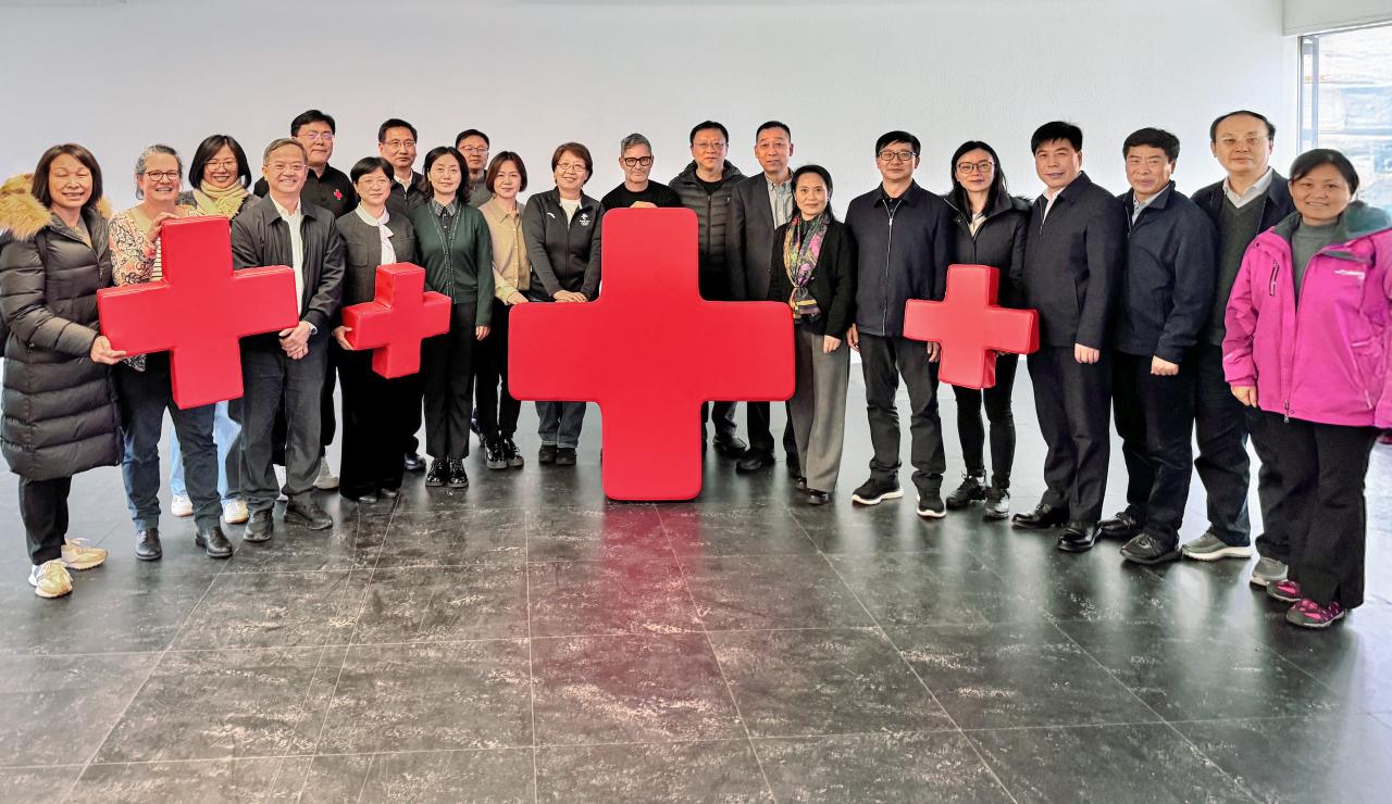 Vertreter:innen des SRK Kanton Bern und der Red Cross Society of China