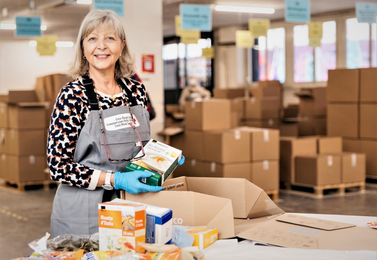 Dame verpackt Spenden für 2x Weihnachten