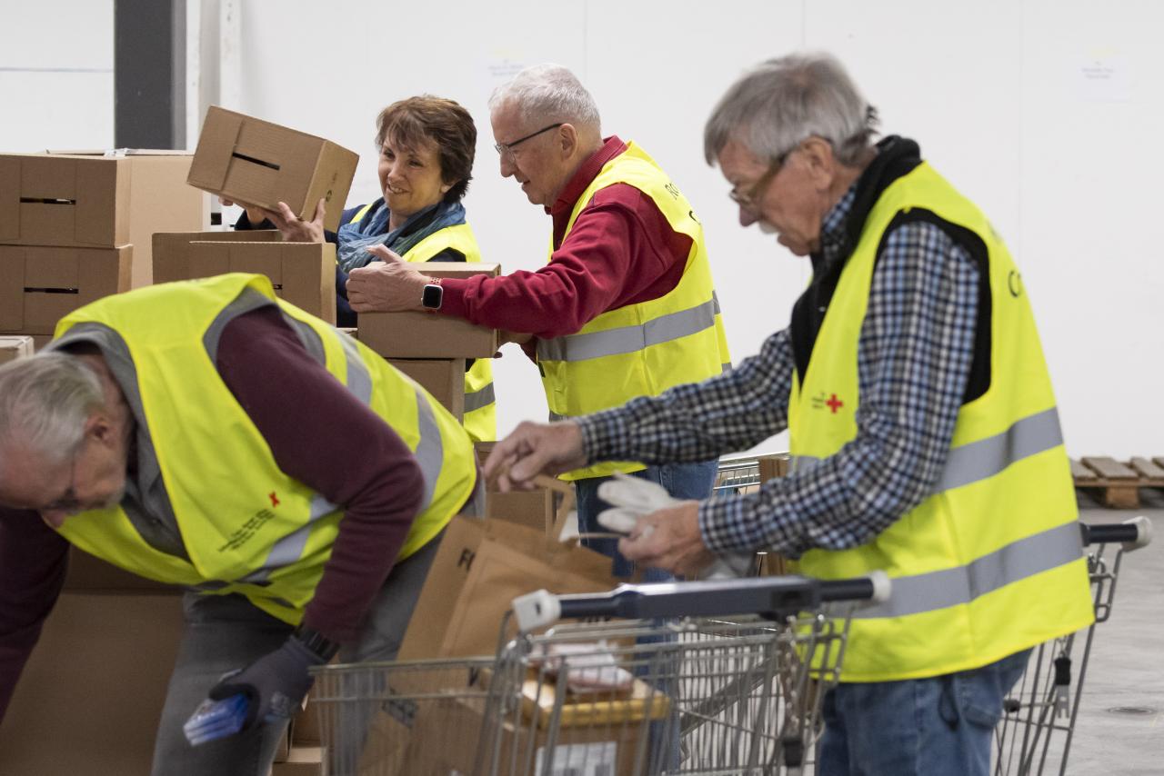 Menschen sortieren Lebensmittel für 2x Weihnachten