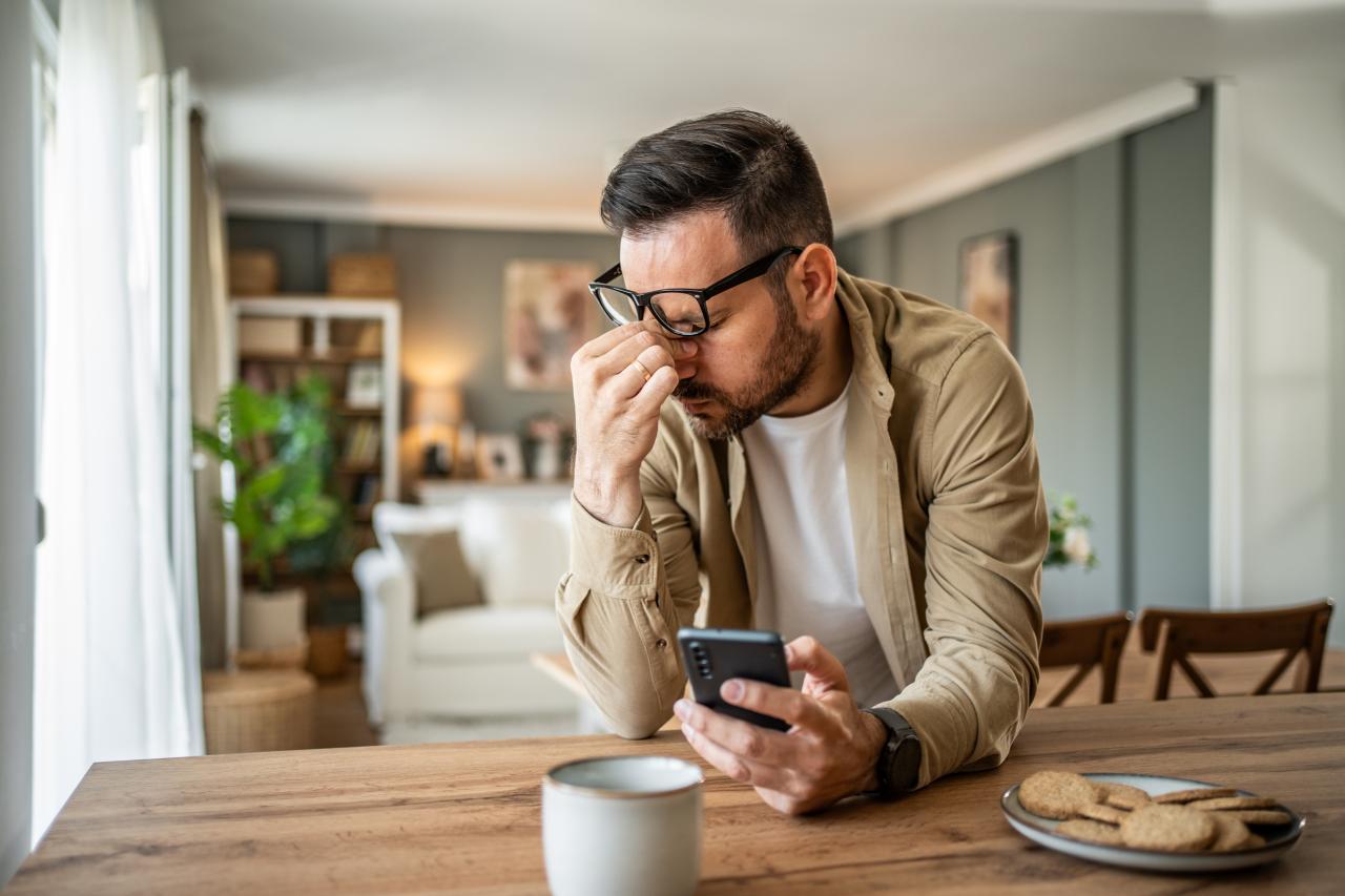 Mann versucht seine Emotionen zu regulieren