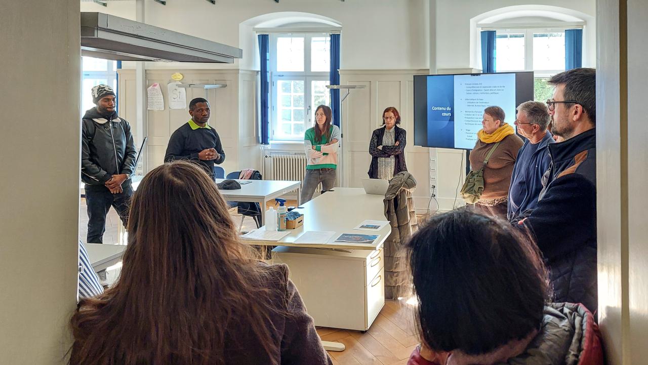 Besucher:innen erhalten Infos