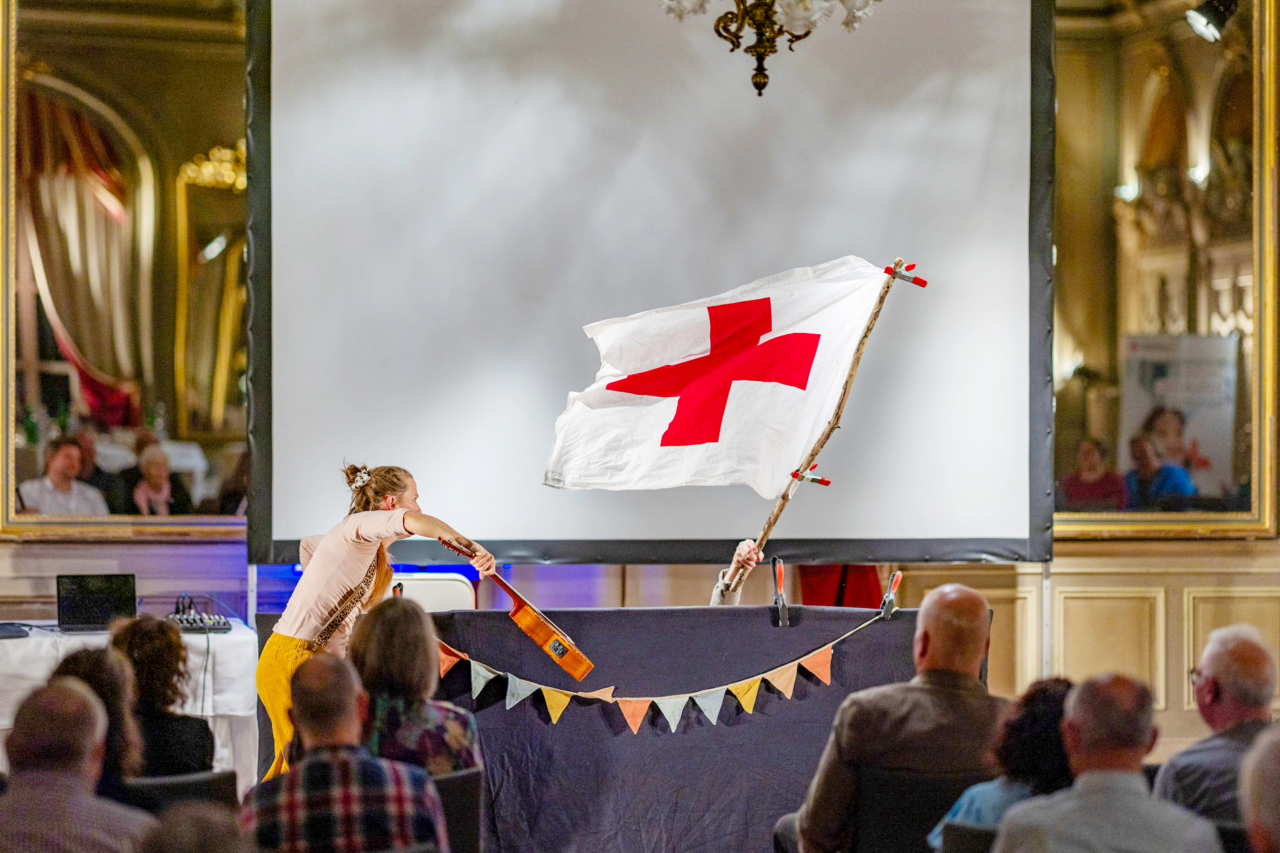 Comedy-Duo mit Rotkreuz-Flagge