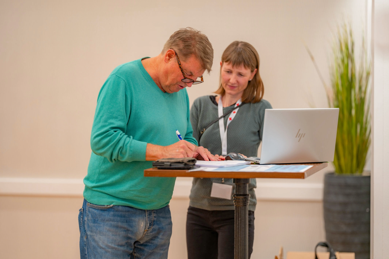 Mann füllt Formular aus