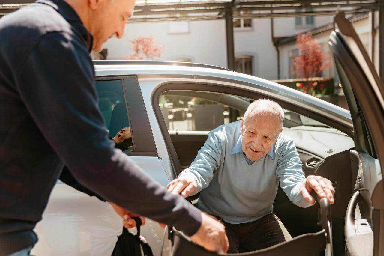 Fahrdienst-Fahrer hilft einem Kunden beim Aussteigen