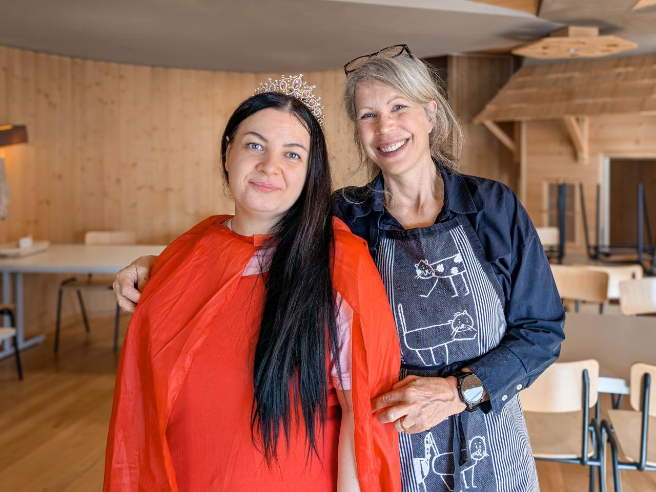 Die Freiwilligen Anna Markova und Marina Kurt stehen in einem Gemeinschaftsraum in der Kollektivunterkunft Twannberg