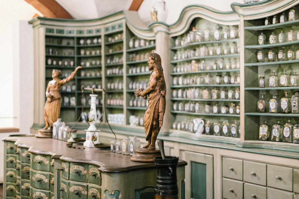 Inneneinrichtung einer traditionellen Apotheke mit altem Tresen.