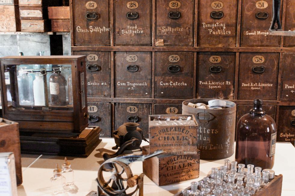 Détail d'une ancienne armoire à pharmacie.