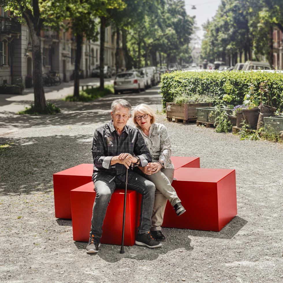 Ein älteres Ehepaar in der Stadt Bern, der Mann mit Gehstock