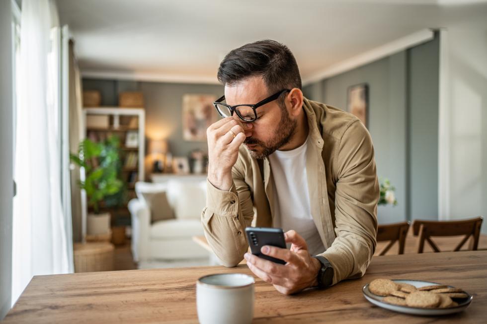 Mann versucht seine Emotionen zu regulieren