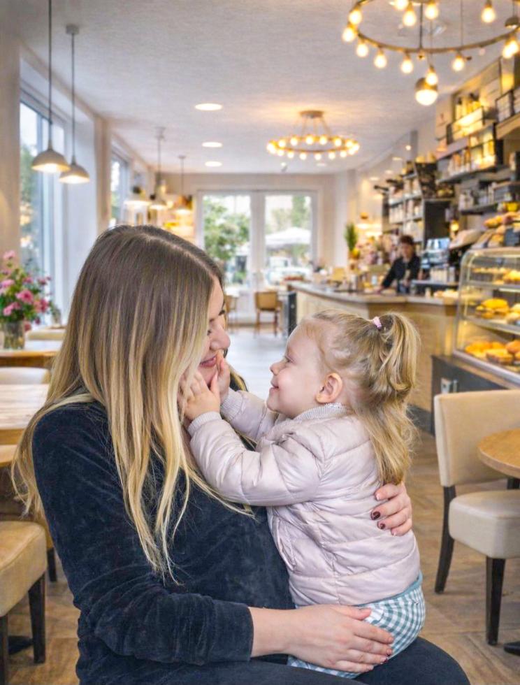 Adelina Demiri mit ihrer Tochter