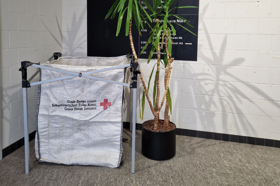 Kleiderbox mit SRK-Logo